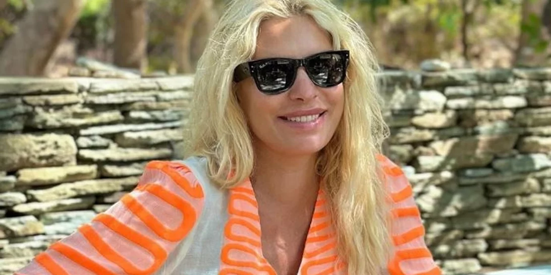 Ελένη Μενεγάκη | Η φωτογραφία από το σπίτι της στα Άχλα - Με καφτάνι και μπικίνι