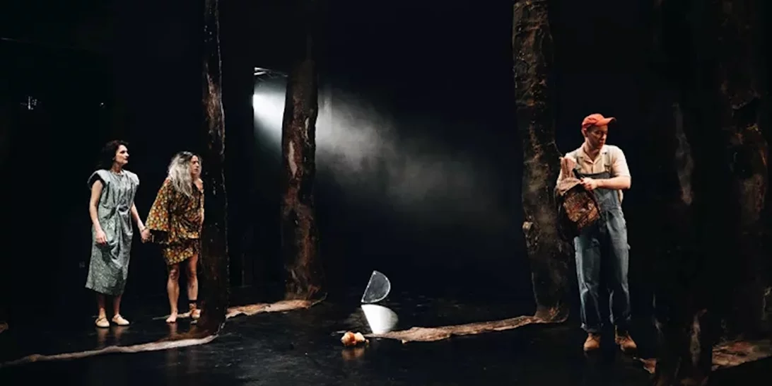 "Το τέρας" της Ηρώς Μπέζου αποκαλύπτεται – Οι πρώτες εικόνες από την παράσταση