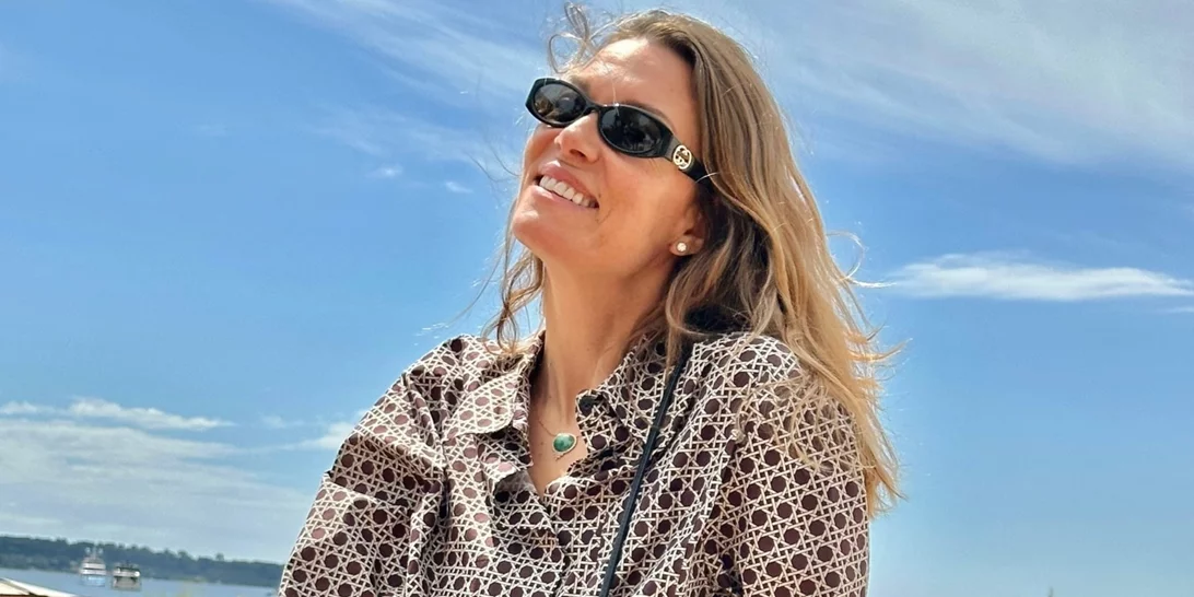 Βίκυ Καγιά | Το καλοκαιρινό look με see-through μπλούζα και micro ψηλόμεσο σορτς