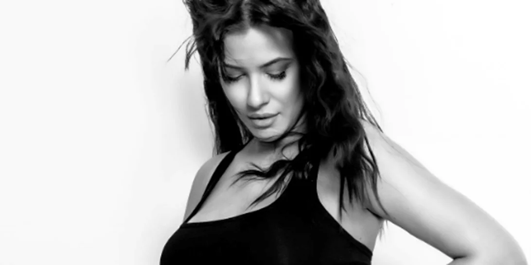 Λάουρα Νάργες | Ποζάρει με μπικίνι στον έκτο μήνα της εγκυμοσύνης της