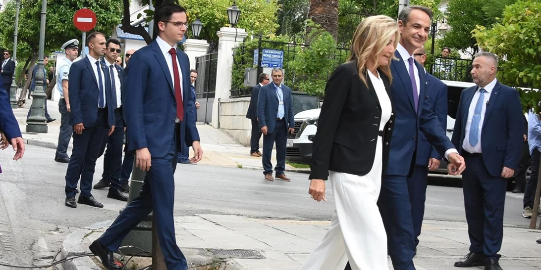 Μαρέβα Μητσοτάκη | Η συγκινητική κίνηση στη Μαρία Σάκκαρη μετά τον αρραβώνα με τον γιο της, Κωνσταντίνο