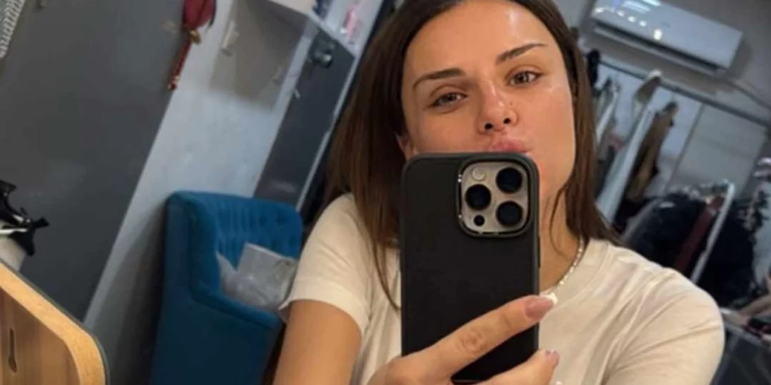 Στο καμαρίνι της η Ελένη Τσολάκη | Η φλοράλ ταπετσαρία & ο μπλε βελούδινος καναπές