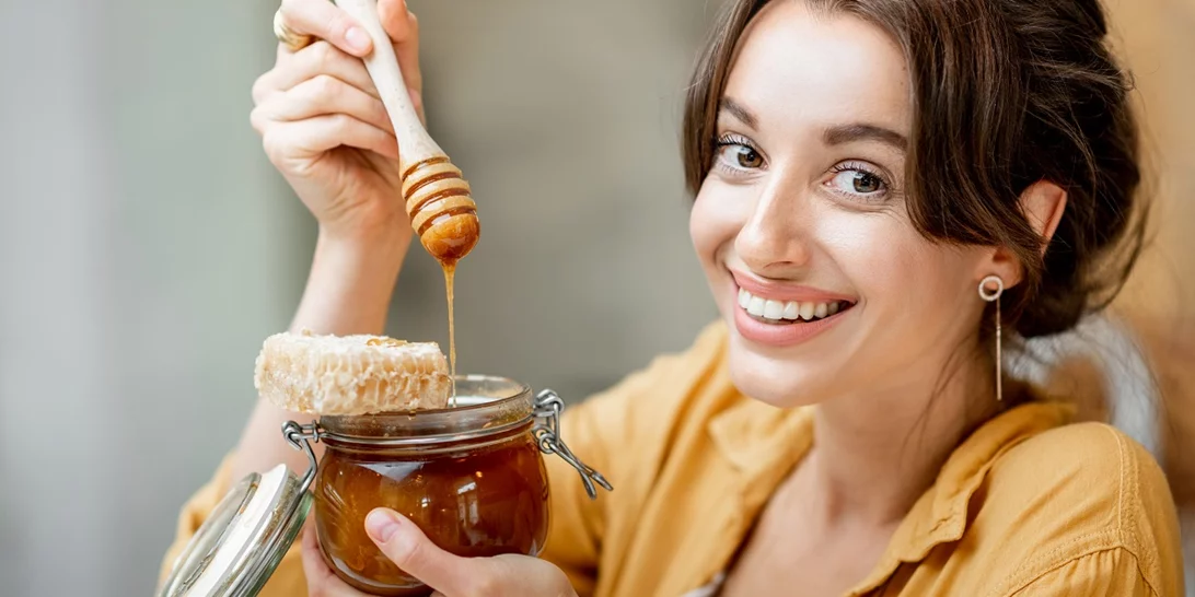 7 λόγοι για να φας μία κουταλιά μέλι | Γιατί πρέπει να το εντάξεις στη διατροφή σου;