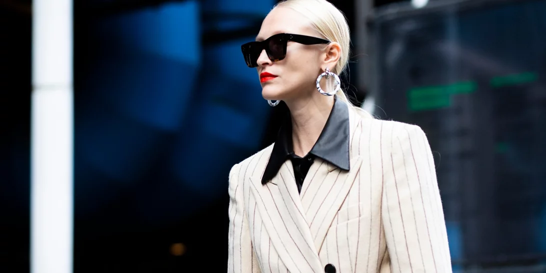 Βρήκαμε την πιο προσιτή εκδοχή της τσάντας που φοράνε όλες οι style experts αυτή τη σεζόν