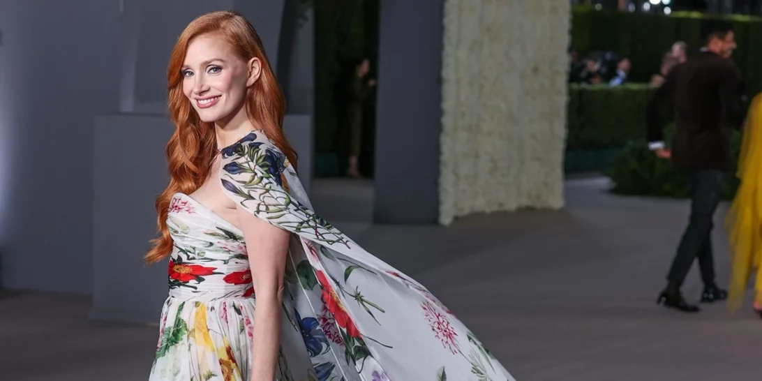 Η εμφάνιση της Jessica Chastain που μας θύμισε γιατί χρειαζόμαστε ένα καρό σακάκι στην γκαρνταρόμπα μας