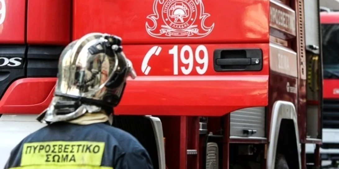 Φωτιά σε διαμέρισμα στον Πειραιά - Εντοπίστηκε γυναίκα χωρίς τις αισθήσεις της