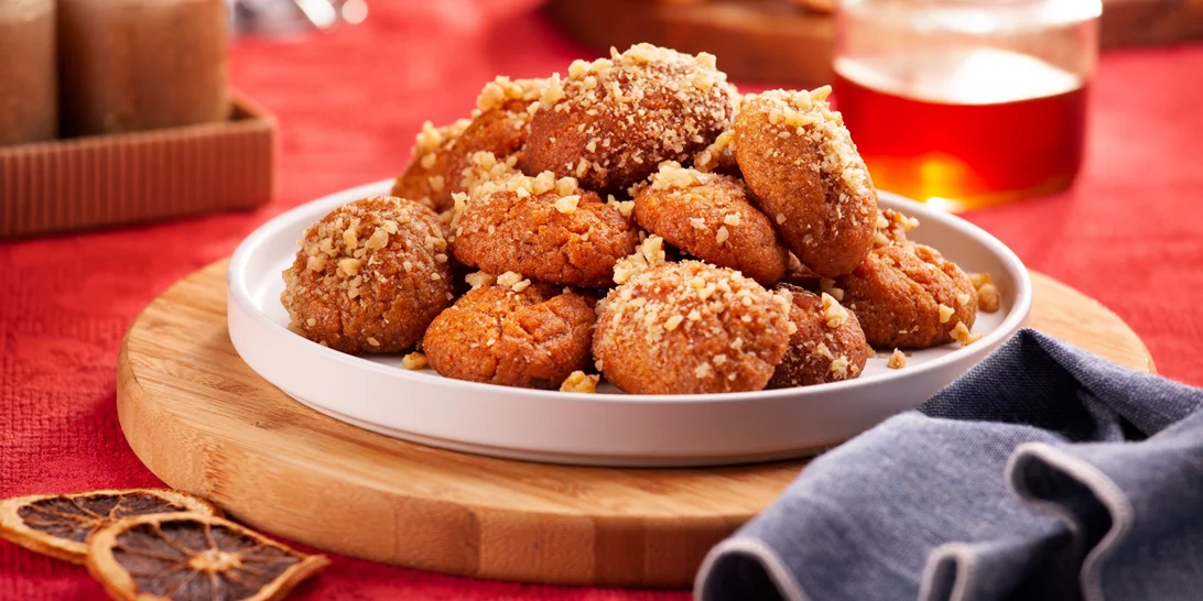 Ποτέ δεν είναι νωρίς για τα Χριστούγεννα | Δοκίμασε τη viral συνταγή για πραλίνα μελομακάρονο από τον Άκη Πετρετζίκη