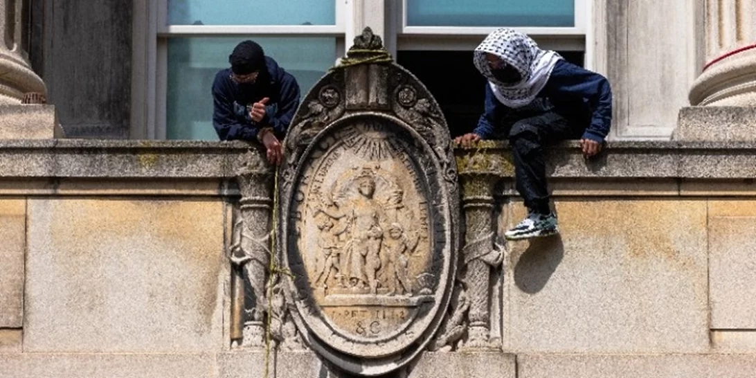 Η αστυνομία της Ν. Υόρκης εισέβαλε στο πανεπιστήμιο Κολούμπια και συνέλαβε διαδηλωτές υπέρ των Παλαιστινίων