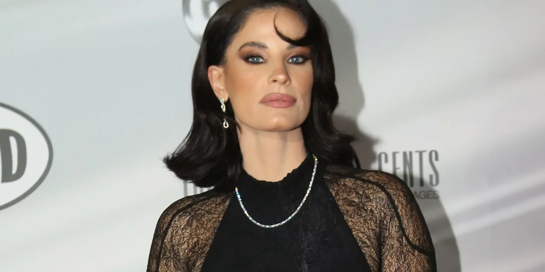 Η Χριστίνα Μπόμπα στο Madwalk 2025 με το πανωφόρι που θα φορέσουμε σίγουρα στις γιορτές