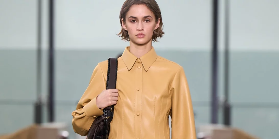 10 δερμάτινα πουκάμισα που θα κάνουν το φθινοπωρινό ντύσιμο πιο μοντέρνο