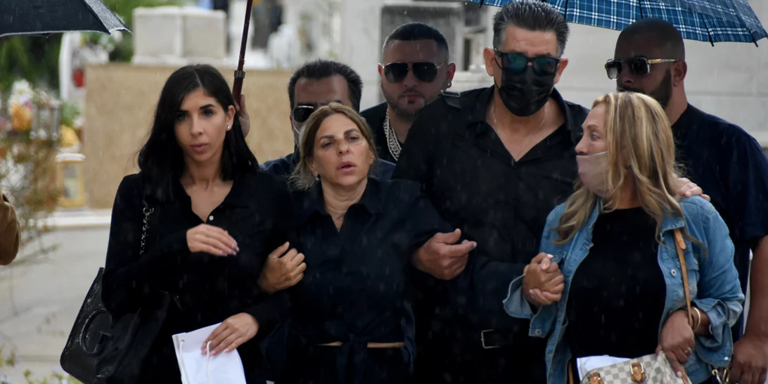 Mad Clip | Έγινε το μνημόσυνο για τις 40 μέρες - Τραγικές φιγούρες η μητέρα του και η πρώην σύντροφός του, Αρετή (Εικόνες)