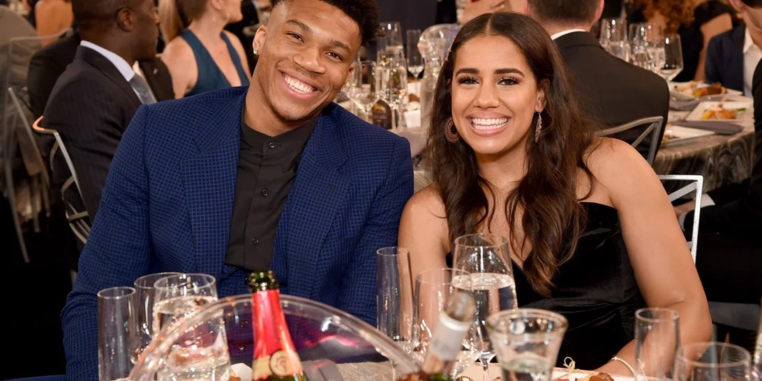 Ο Γιάννης Αντετοκούνμπο και η σύζυγός του, Mariah Riddlesprigger, απολαμβάνουν τις διακοπές τους στην Ελλάδα