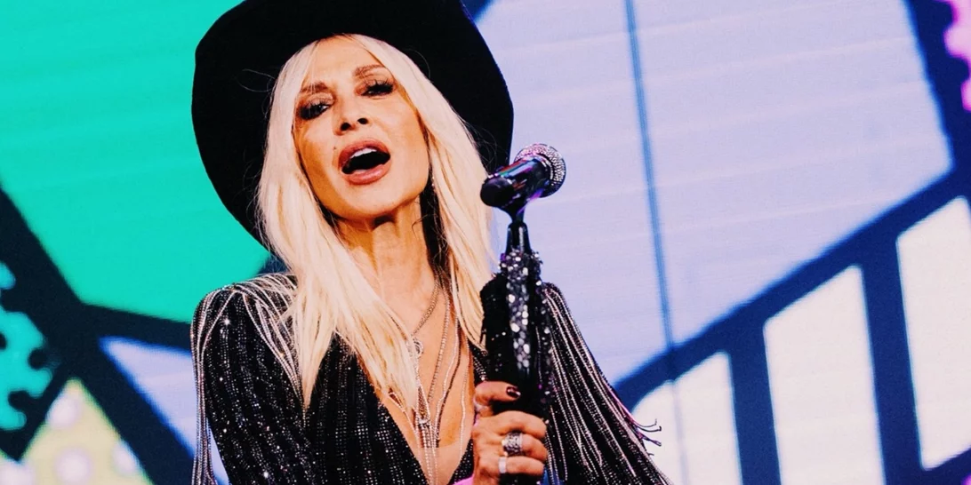 Η Άννα Βίσση φόρεσε μία glam rock δημιουργία με 340.000 κρύσταλλα στην πρεμιέρα της στο Hotel Ermou