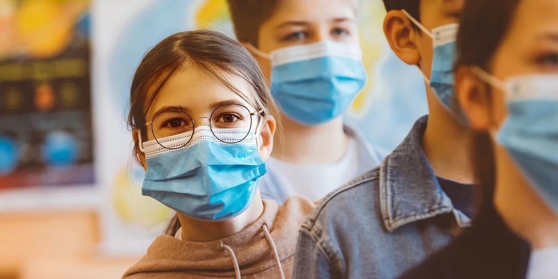 Κλείνουν τα σχολεία σε Αγγλία και Αμερική | Επανέρχεται η υποχρεωτική μάσκα