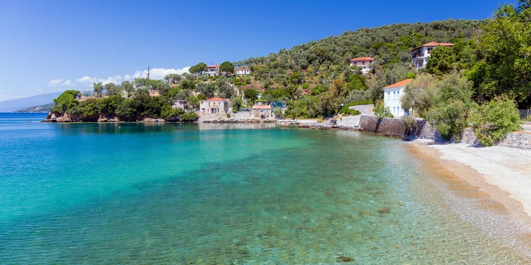 Οικογενειακές διακοπές με χαμηλό budget | Αυτοί είναι οι 5 πιο οικονομικοί προορισμοί στην Ελλάδα