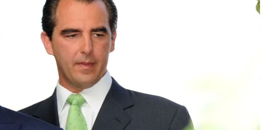 Με blue jean και πλούσια ξανθά μαλλιά ο Νικόλαος σε μία εικόνα από τα παλιά