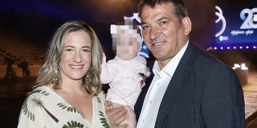 Ο Πύρρος Δήμας φωτογραφίζει την έξι μηνών κόρη του