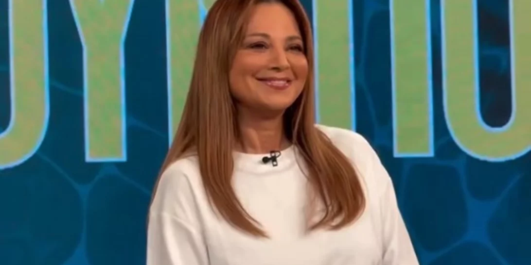 Η Νάνσυ Ζαμπέτογλου με τη μίντι φούστα από τη Mango που θα βάλεις στο επόμενο κάλεσμά σου