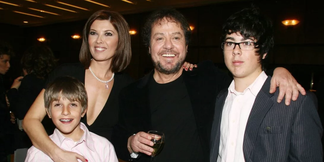 Ο Μιχαήλ Βαρθακούρης σε μικρό πανηγύρι σε χωριό της Πάρου