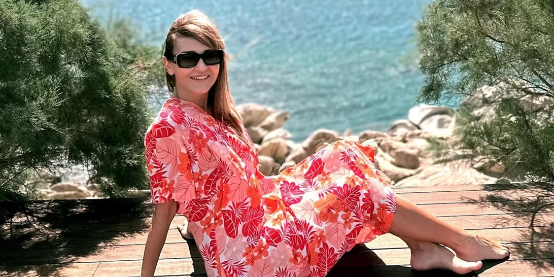 Μάρα Ζαχαρέα | Φωτογραφίζεται στην ακροθαλασσιά με λευκό δαντελένιο φόρεμα