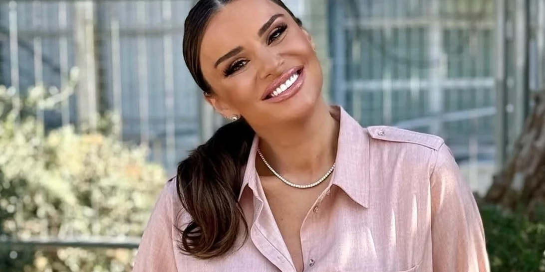 Ελένη Τσολάκη | Το mocha mousse φόρεμά της από τη Massimo Dutti είναι το πιο chic staple του φετινού καλοκαιριού