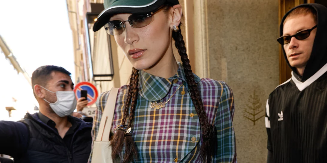 Η Bella Hadid λατρεύει αυτό το αθλητικό brand | Βρήκαμε όλα τα sneakers της