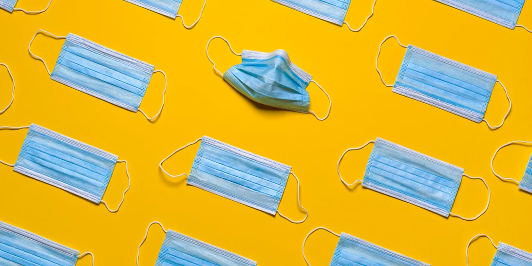 Καστοριά | Χριστουγεννιάτικο δέντρο ντροπής από πεταμένες μάσκες σε περιοχή Natura (εικόνες)