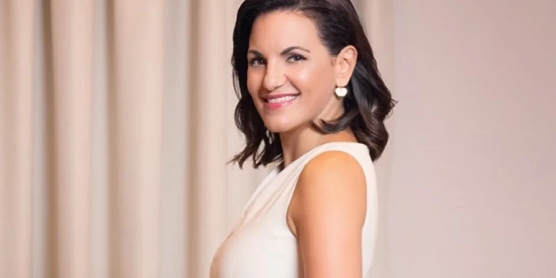 Η Όλγα Κεφαλογιάννη με κάπα | Πώς φόρεσε το trend του χειμώνα σε χαλαρή βόλτα