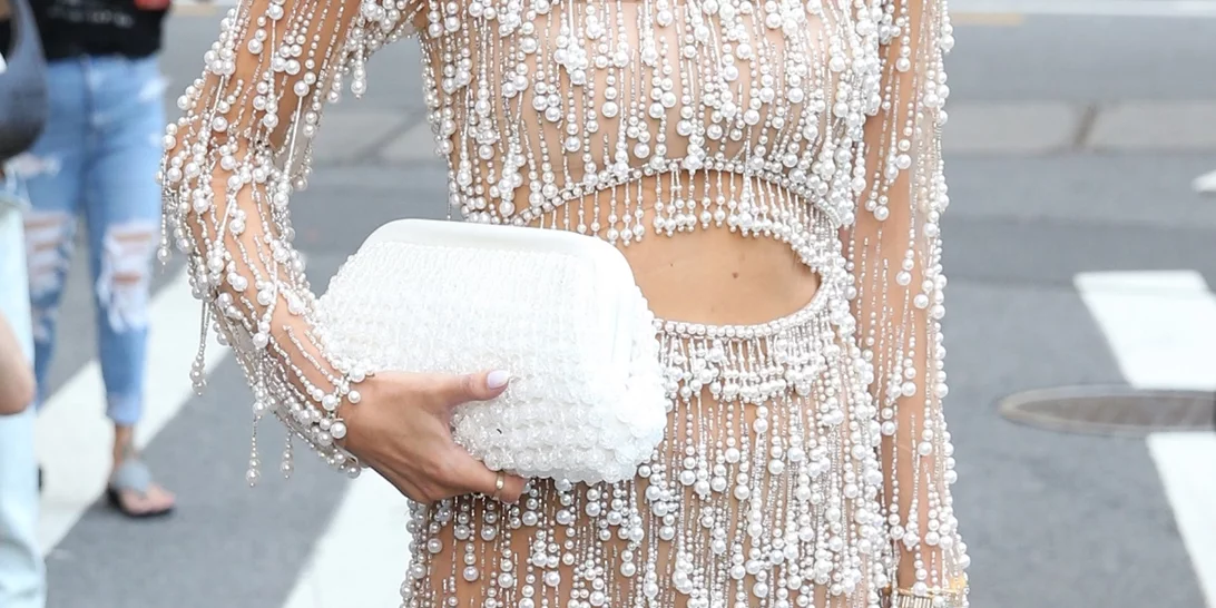 Sparkling Bride | 15 μανικιούρ με στρας για τις πιο υπέροχες φωτογραφίες με το δαχτυλίδι σου