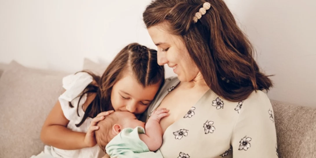 Ο ερχομός δεύτερου παιδιού στην οικογένεια φέρνει αλλαγές - Η ψυχολόγος εξηγεί πώς πρέπει να προετοιμαστούν οι γονείς