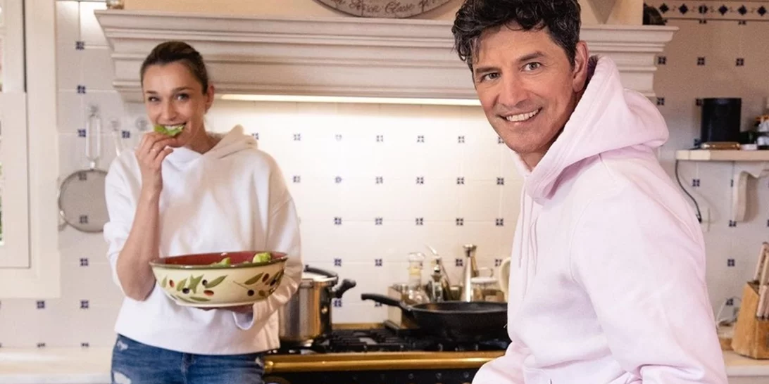 Ο Σάκης Ρουβάς στον τεράστιο κήπο του σπιτιού του | Μάς δείχνει το πιο εύκολα tips για να φυτέψουμε μυρωδικά