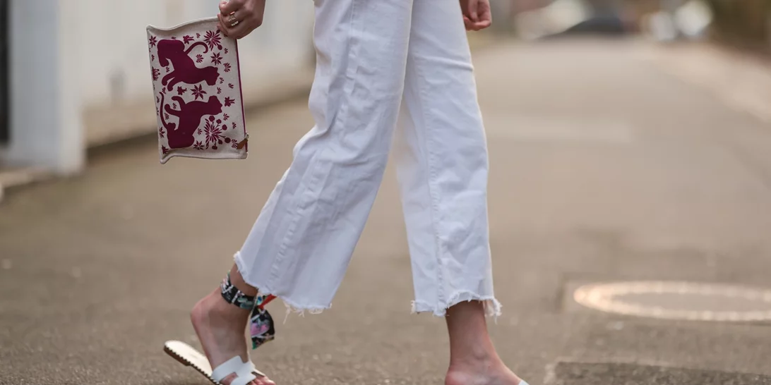 Τζιν στις εκπτώσεις; 5 λευκά denim παντελόνια που θα βρεις τώρα στη Mango