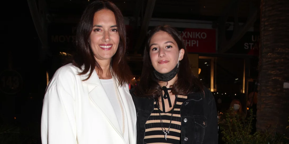 Νόνη Δούνια | Η σπάνια εμφάνιση με την ολόιδια κούκλα κόρη της, Ρία Μουρατίδη