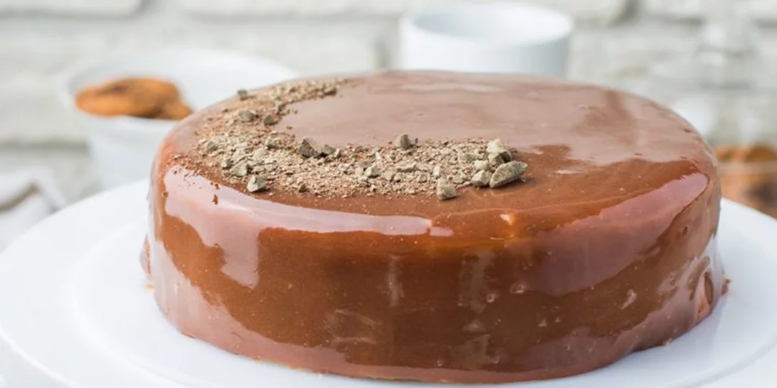 Συνταγή για τούρτα καραμέλα από την Αργυρώ Μπαρμπαρίγου