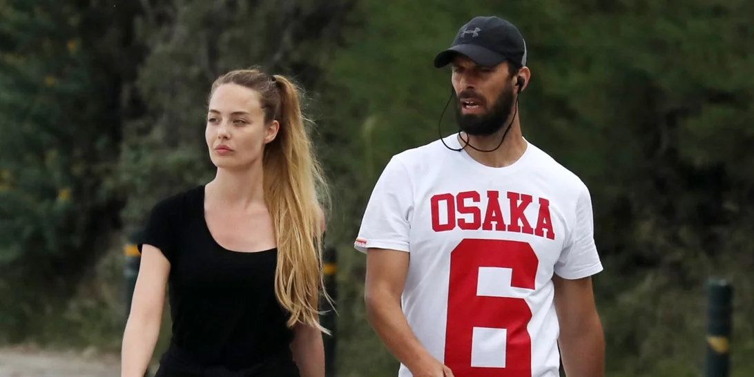 Αντωνία Καλλιμούκου | Η σπάνια εμφάνιση με τον σύζυγό της, Νίκο Παραδείση και τα extra μακριά μαλλιά της