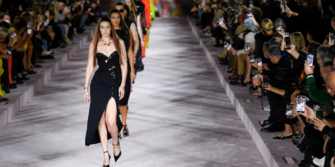 Άνοιξη '22 | 5 τάσεις από το catwalk της Versace που πρέπει να υιοθετήσεις