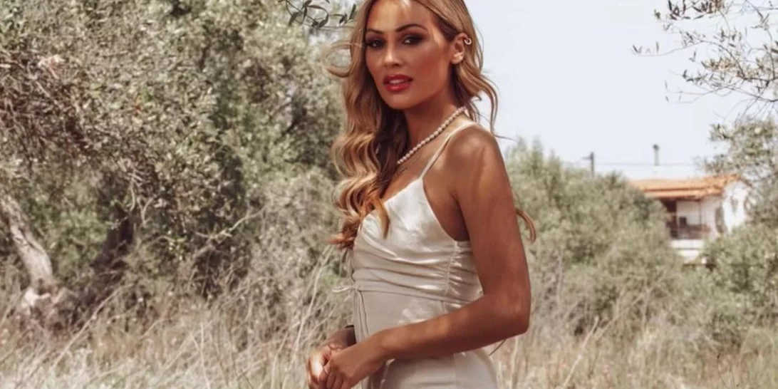 Το λευκό girly φόρεμα της Ελένης Βουλγαράκη είναι αυτό που δεν θα αποχωριστείς στις καλοκαιρινές σου διακοπές