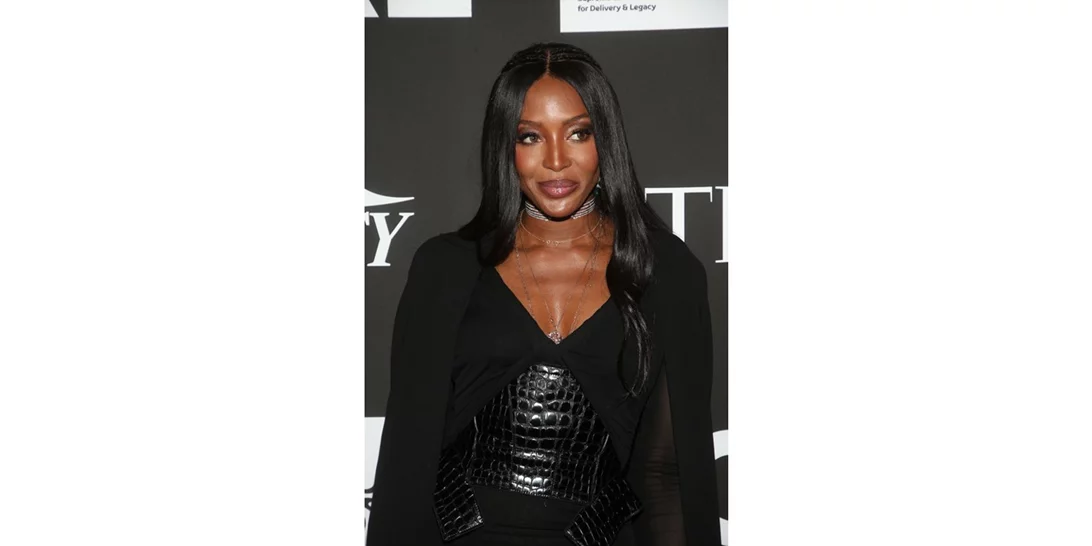 Naomi Campbell | Ποζάρει με μαγιό στα 51 της για καμπάνια του οίκου Burberry