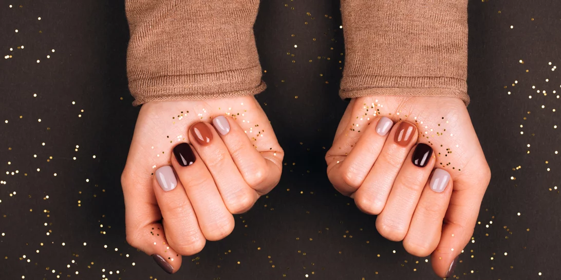 Πολύχρωμα νύχια | Πώς να κάνεις μόνη σου στο σπίτι μια από τις πιο μεγάλες τάσεις του χειμώνα