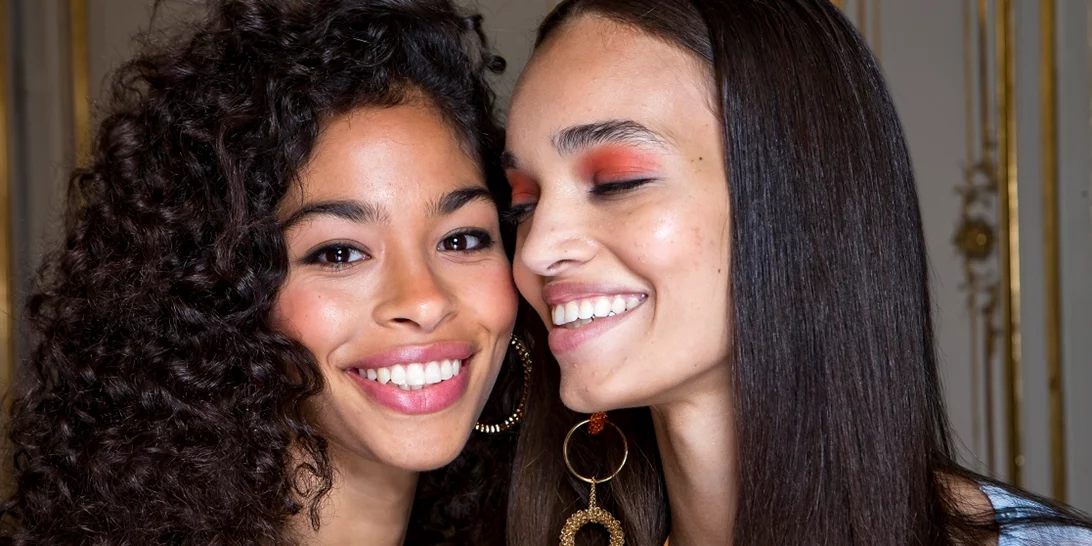 Cinnamon Gold | Το χρώμα μαλλιών που θα λατρέψουν οι μελαχρινές φέτος την άνοιξη