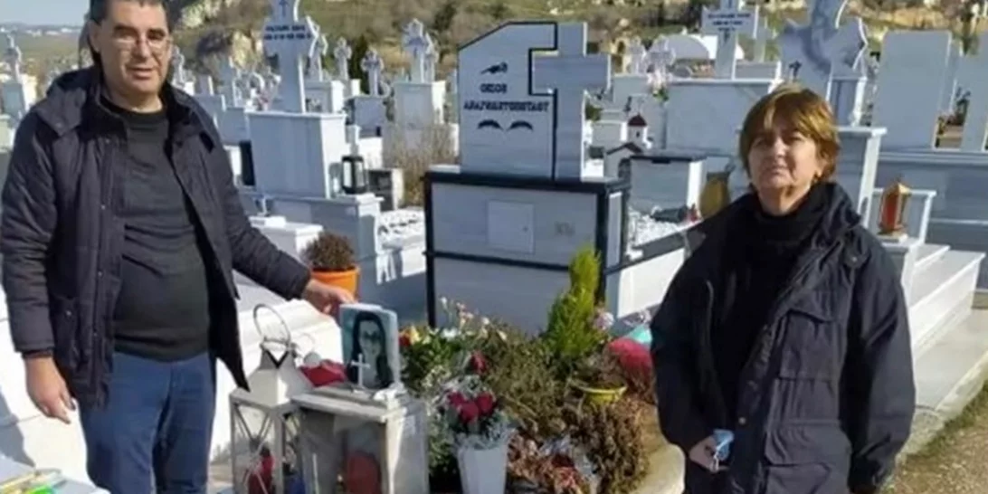 Συγκλονίζουν οι γονείς της Ελένης Τοπαλούδη | Πήγαν τούρτα γενεθλίων στο μνήμα της (Εικόνες)