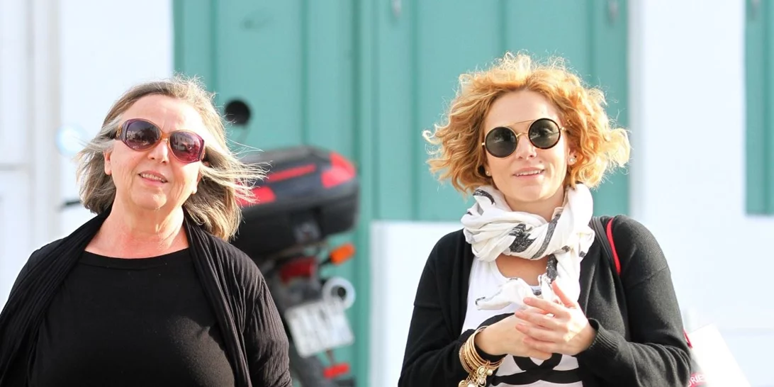 Η Ελεωνόρα Ζουγανέλη σε παραλία της Μυκόνου