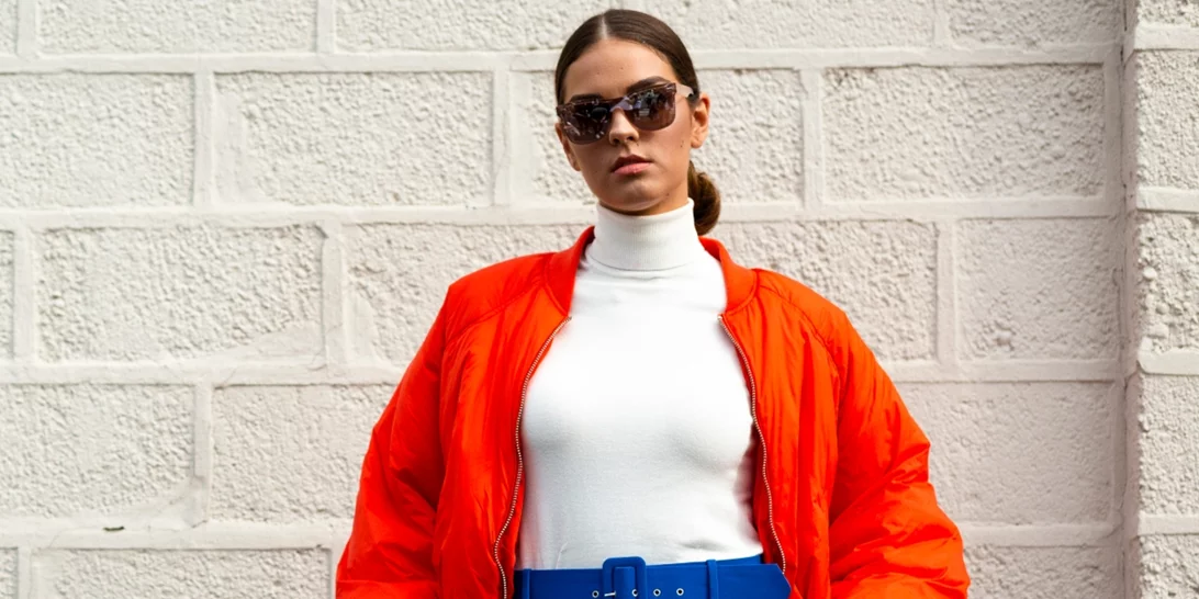 Αυτό είναι το bomber τζάκετ από το Bershka που ταιριάζει τέλεια και με φορέματα και με παντελόνια