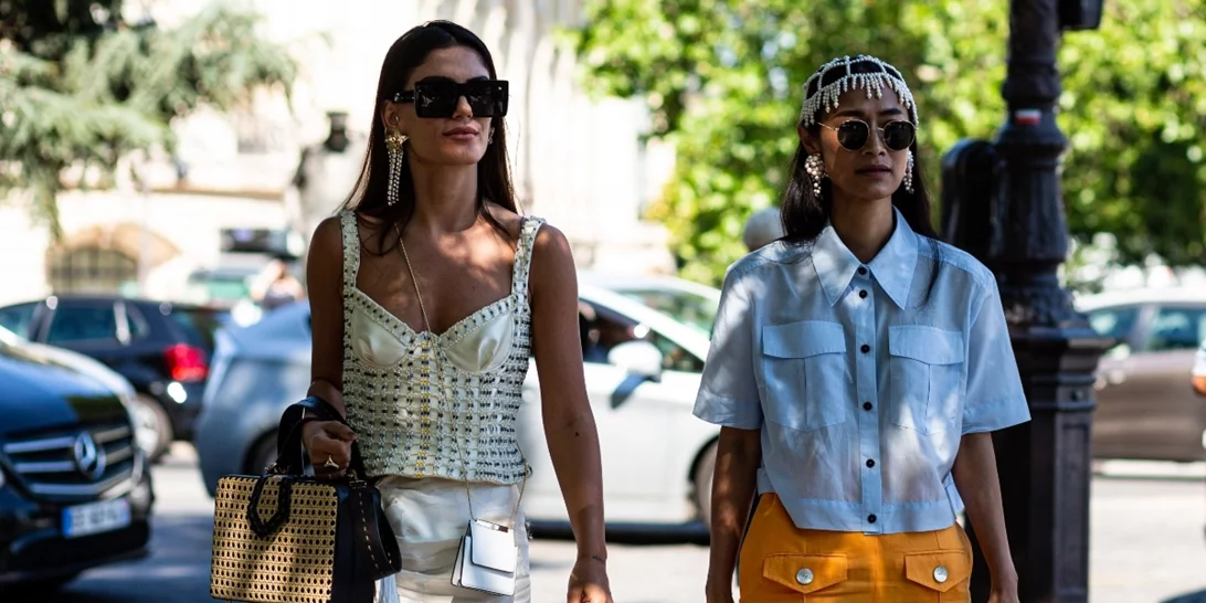 Στις καλοκαιρινές εκπτώσεις αξίζει να επενδύσεις σε αυτά τα ρούχα και τα αξεσουάρ