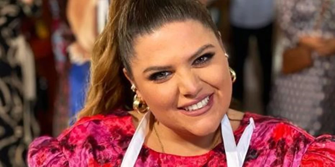 Η Δανάη Μπάρκα έγινε νονά - Η vintage βάπτιση, τα δύο φορέματα της παρουσιάστριας και το όνομα του μωρού