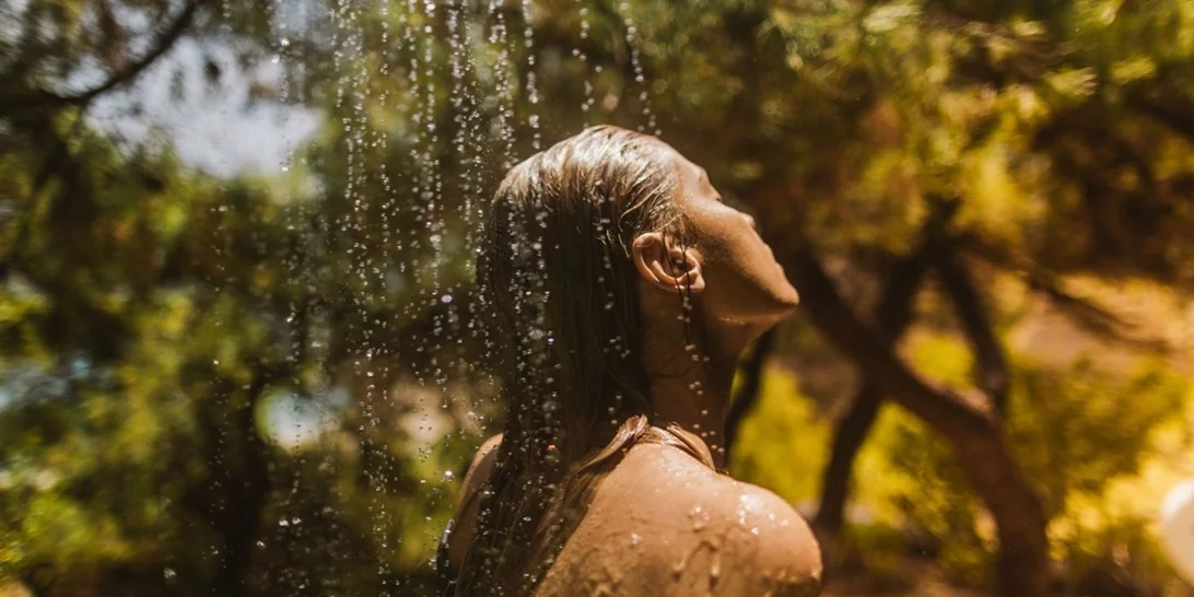 6 οικονομικά αφρόλουτρα με τροπικά αρώματα καλοκαιριού
