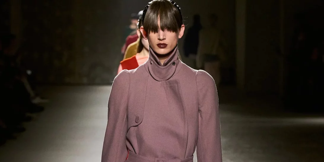 Οι XXL αφέλειες είναι τάση | Τις είδαμε και στην Εβδομάδα Μόδας του Παρισιού