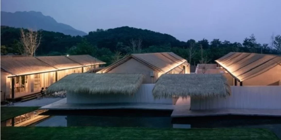 Ένα εγκαταλελειμμένο σχολείο στην Κίνα έγινε boutique ξενοδοχείο με πλήρως φυσικά υλικά