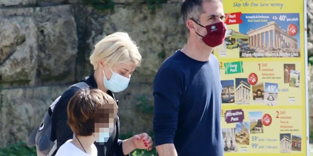 Μπακογιάννης - Κοσιώνη | Οικογενειακή βόλτα με casual look στον Εθνικό Κήπο [εικόνες]