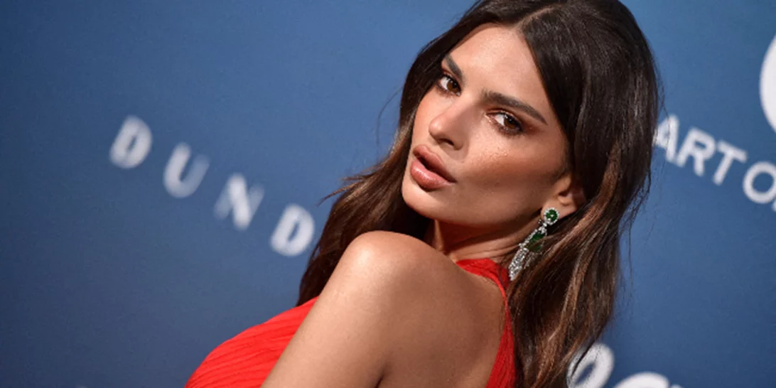 Η έγκυος Emily Ratajkowski χαλαρώνει με μάσκες ομορφιάς